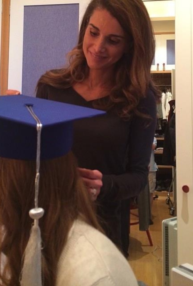 الملكة رانيا تضع بيدها اللمسات الأخيرة لتخرج ابنتها إيمان