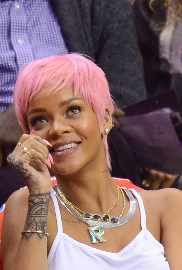 بعد جويل .. ريهانا تطل علينا بالشعر الوردي؟ ما رأيكم؟