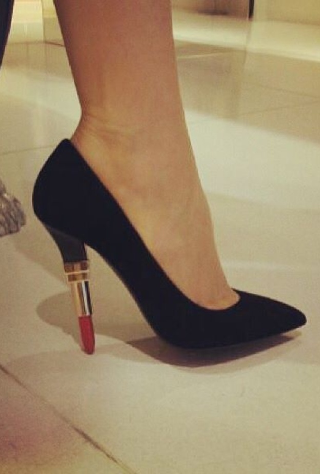 اليسا تعبر عن سعادتها بالحذاء الجديد .. ما رأيكم به؟