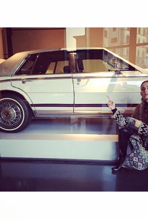 كاتي بيري تستعرض سيارتها الجديدة