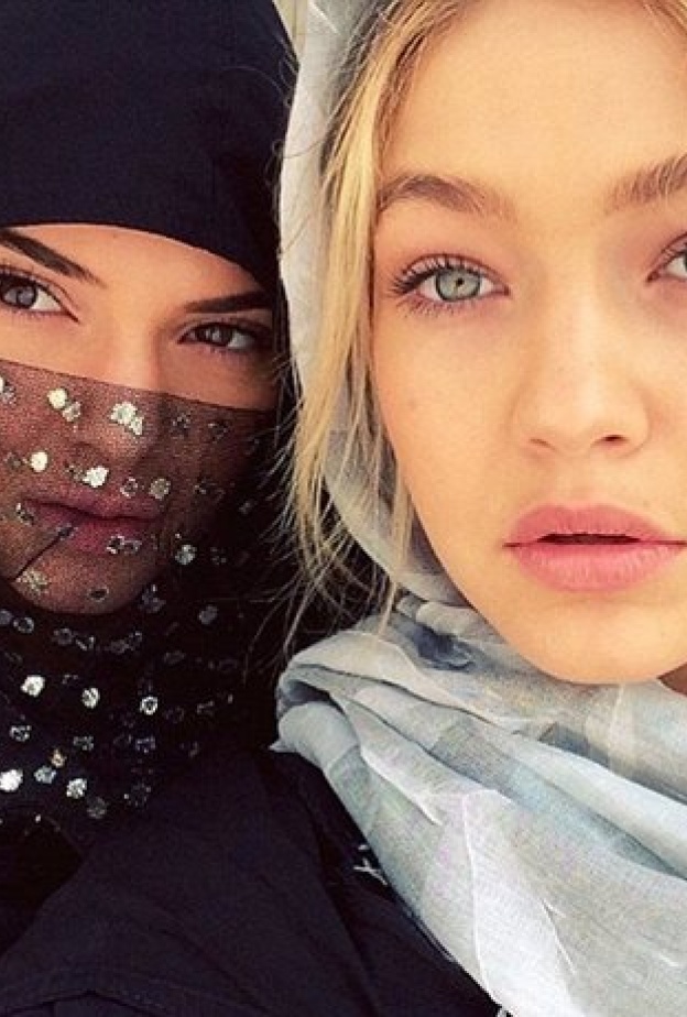 كيندال جينر فاتنة بالبرقع والحجاب لدى زيارتها لمسجد الشيخ زايد في أبوظبي بالأمس