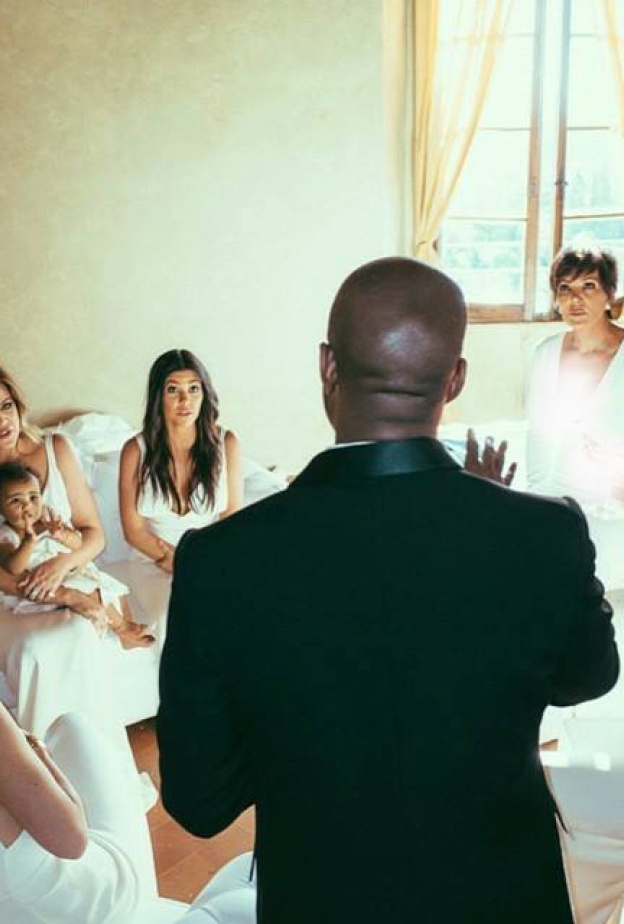 كانى ويست فى مواجهة جميلات آل كارداشيان