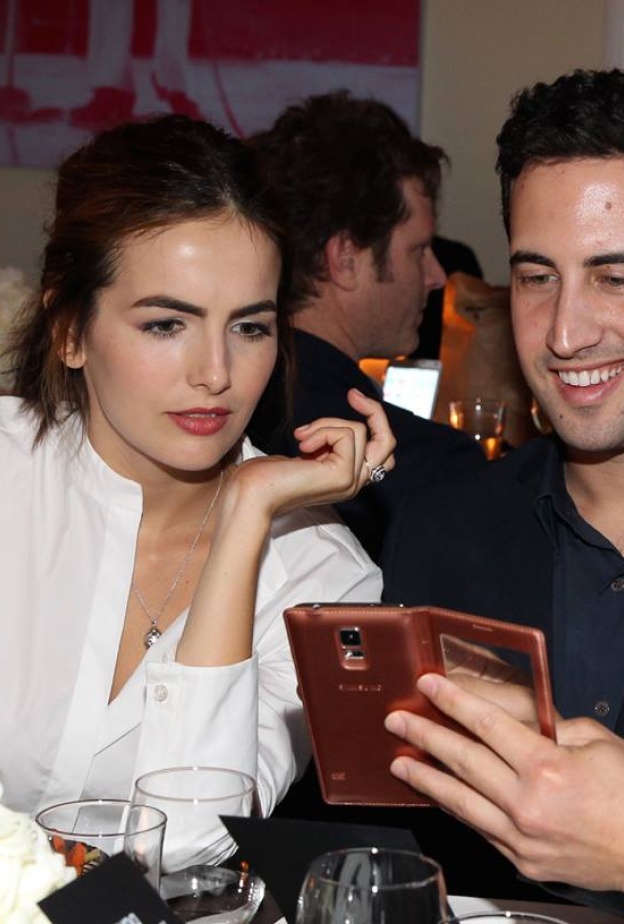 لا نعلم ما الذي شاهدته كاميلا بيل عى هاتف صديقها لتبدو مندهشة إلى هذا الحد !