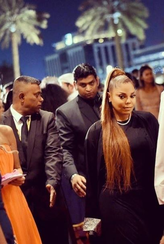 بعد غياب أكثر من عام، جانيت جاكسون تظهر خلال حفل فوغ للموضة في دبي