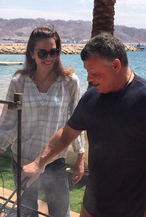 الملكة رانيا العبد الله تشارك زوجها الملك عبد الله الشواء بالأمس