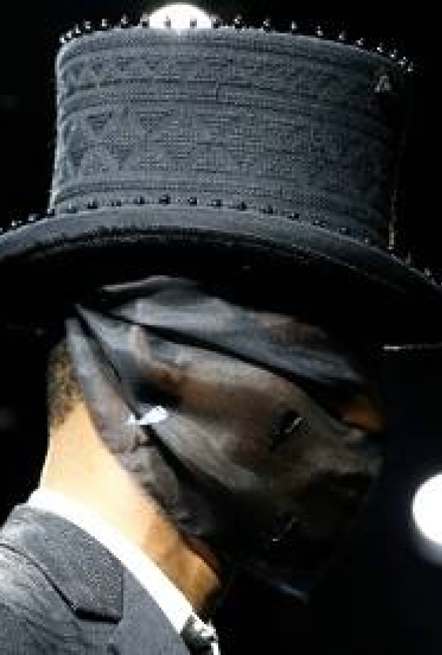 ترى هل ستصبح هذه الموضة رائجة بين الرجال في العالم العربي؟ هذا ما شاهدناه في أسبوع الموضة للرجال في باريس!