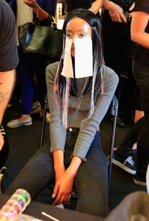 لا نعرف سبب تثبيت هذه المناديل على وجه العارضة؟ هل لإخفاء الملل الواضح عليها أم لسبب آخر؟