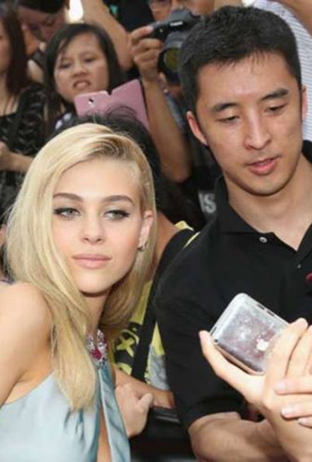 المعجبون يلتقطون صورة selfie مع الممثلة نيكولا بيلتز