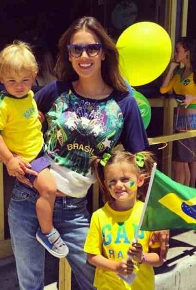 أليساندرو أمبريزو تجمع العائلة لتشجيع البرازيل