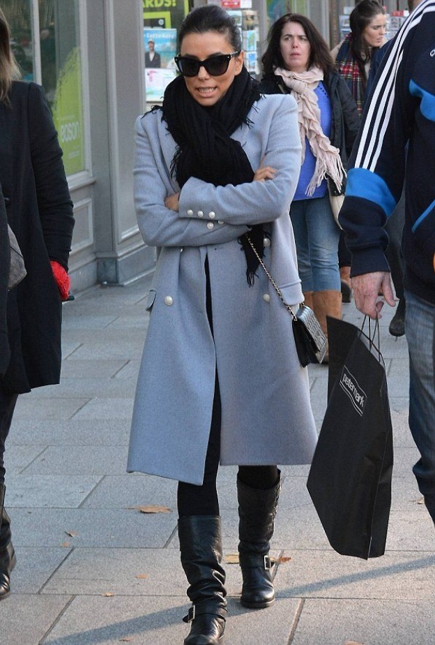 يبدو أنّ إيفا لانغوريا لم تستطع احتمال البرد القارص في مدينة دبلن