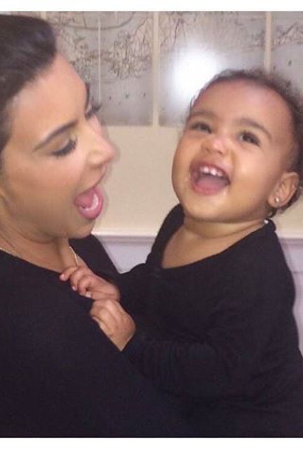 كيم وابنتها نورث في لحظة فرح وأمومة
