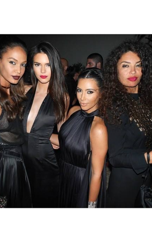 من الأجمل بأسود جيفانشى عارضة الأزياء التونسية عفاف جنيفان ، كيم كاردشيان ، كيندال جينر أم جوان سمالز؟ 