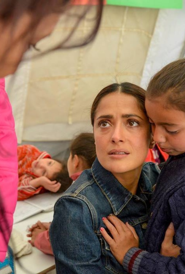 الدموع تغالب سلمى حايك خلال زيارة مخيم للاجئين السوريين في البقاع اللبناني