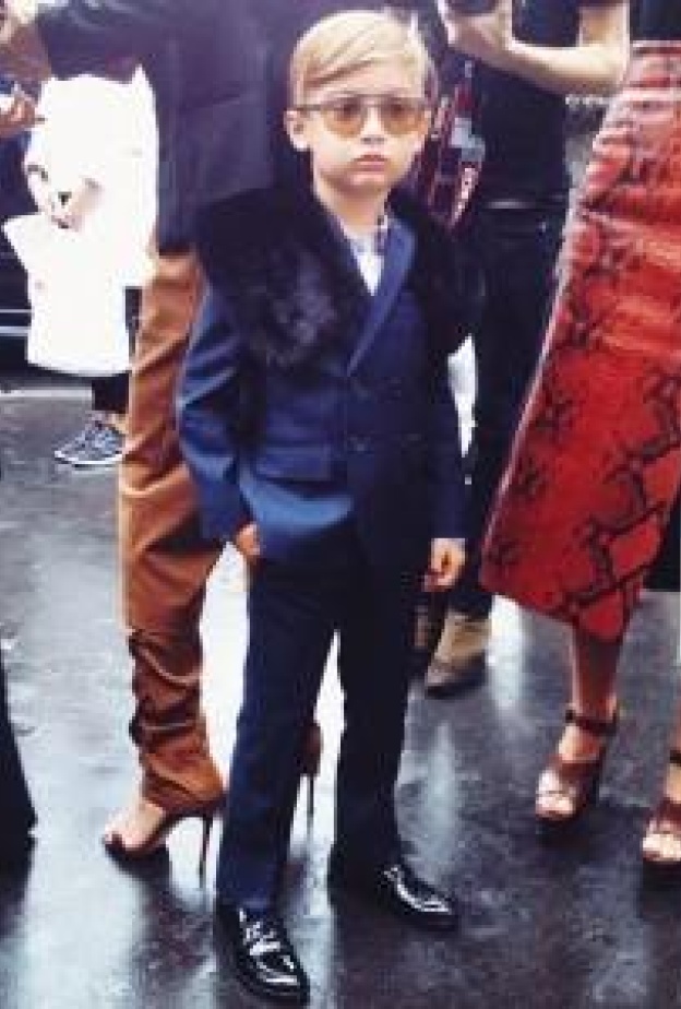 يبدو أنه الطفل الأكثر أناقة في عروض أسبوع الموضة في باريس