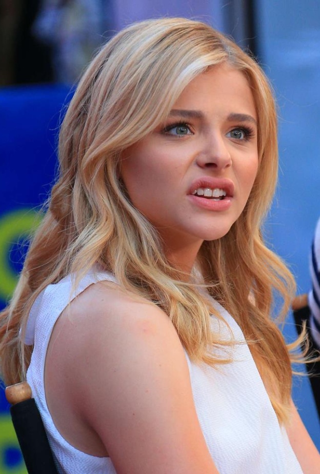 ترى ما الذي رسم هذه الدهشة والاشمئزاز على وجه كلوي مورتيز؟