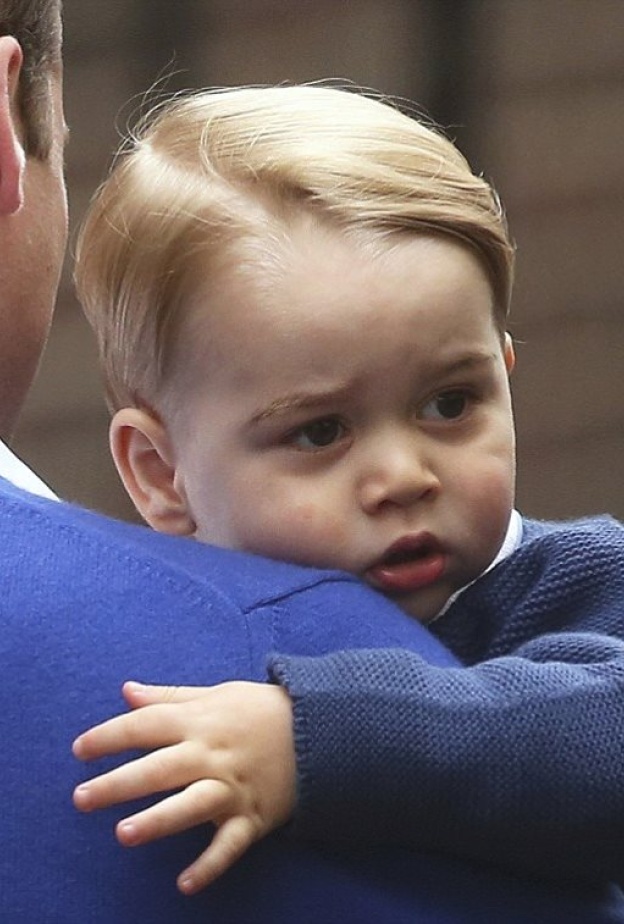 يبدو أن القلق قد تسرب إلى قلب الأمير الصغير بعد ولادة شقيقته الصغيره !