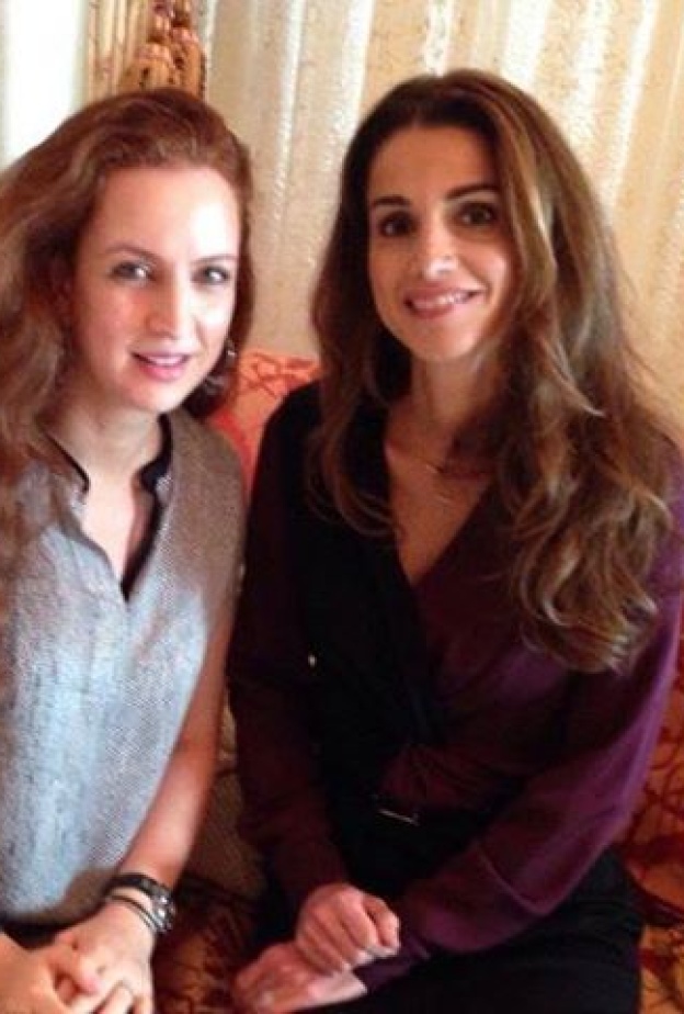 صورة ودية تجمع الملكة رانيا العبد الله مع الأميرة للا سلمى خلال إحدى المؤتمرات في الشارقة