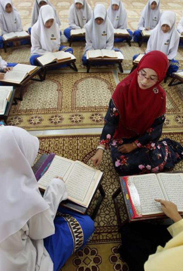 تلاوة القرآن في احدى مساجد بماليزيا