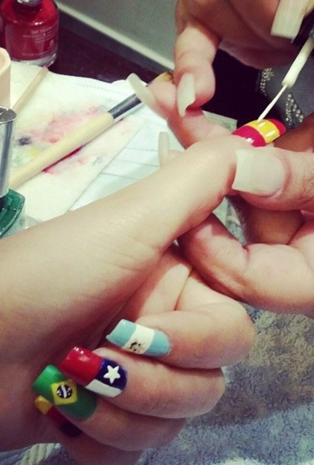 هيفاء وهبي تستعرض أظافرها المزينة بأعلام الفرق المشاركة في المونديال