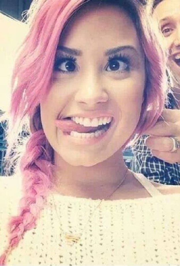  ديمي لوفاتو بشعر زهري وتعابير وجه مضحكة