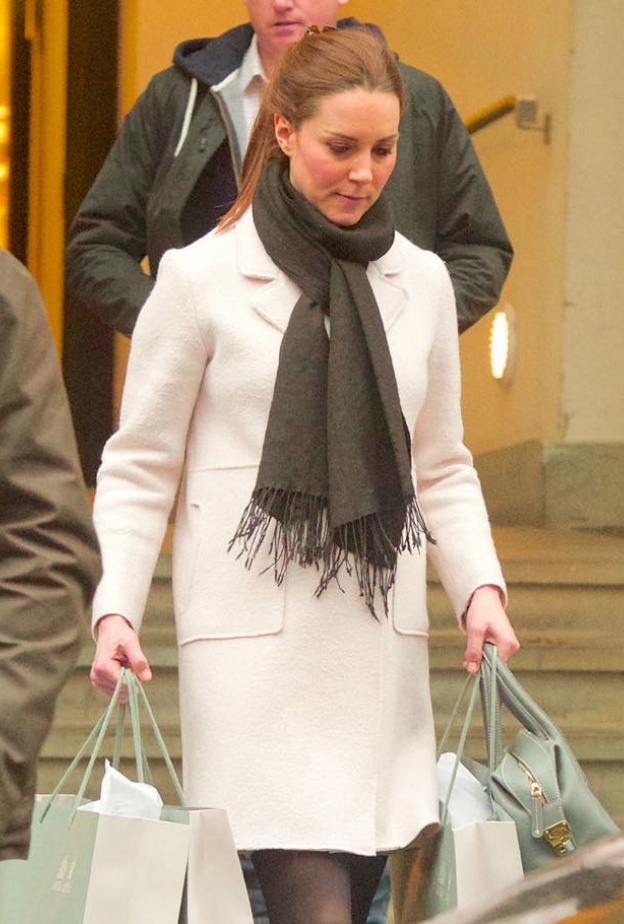 كايت ميدلتون تعرف كيف تخفي حملها جيداً خلال تسوقها في عاصمة الضباب لندن