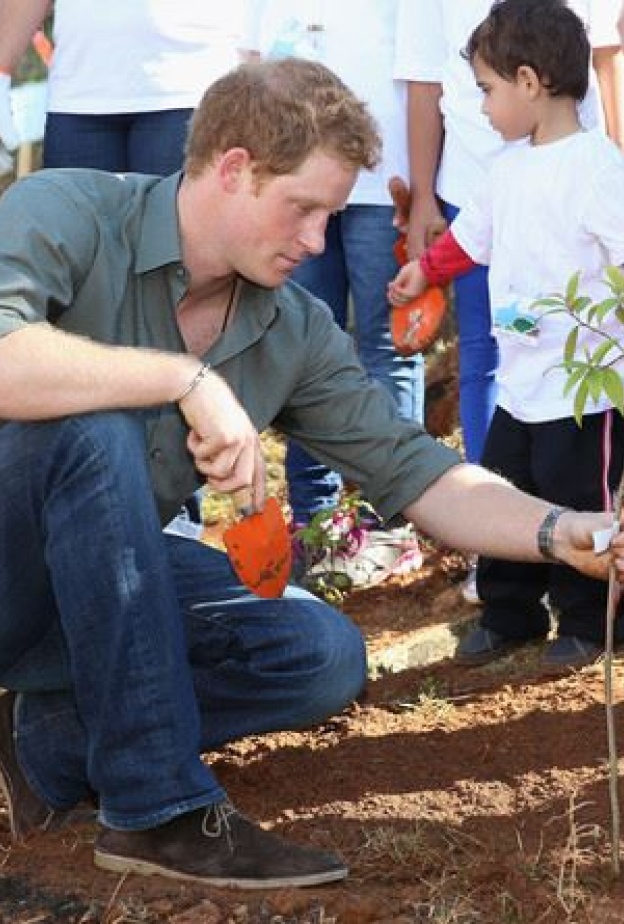 على خطى والدته الأميرة ديانا .. الأمير هاري يزرع نبتة في إحدى القرى في البرازيل
