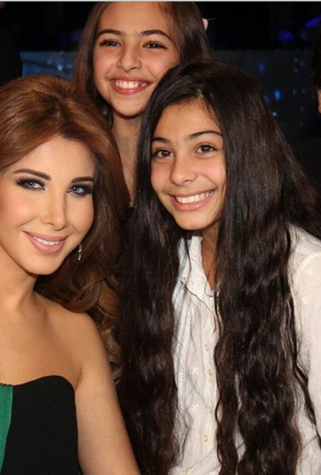 نانسي عجرم ولحظات من السعادة مع معجبيها أثناء استراحتها أمس في "آراب آيدول"