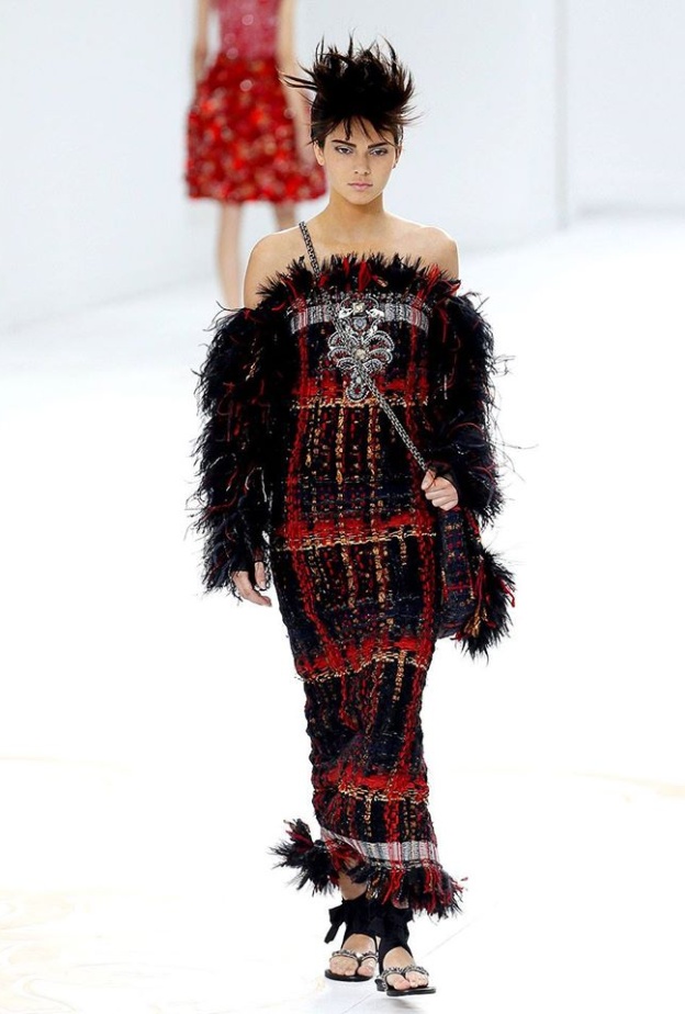 كندل جينر تتألّق في عرض شانيل