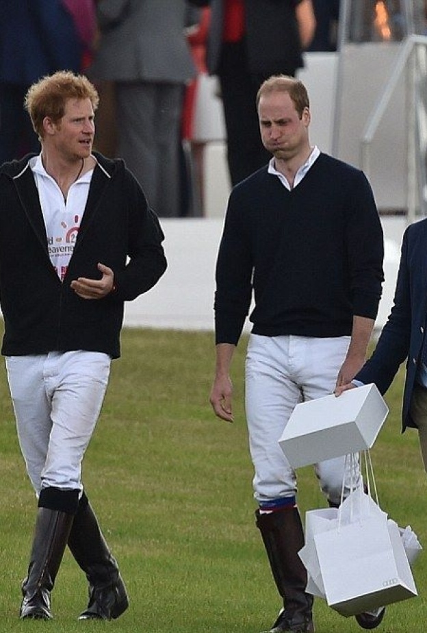 الأميران ويليام وهاري يقضيان وقتا ممتعا بعد ممارستهما لرياضة ركوب الخيل