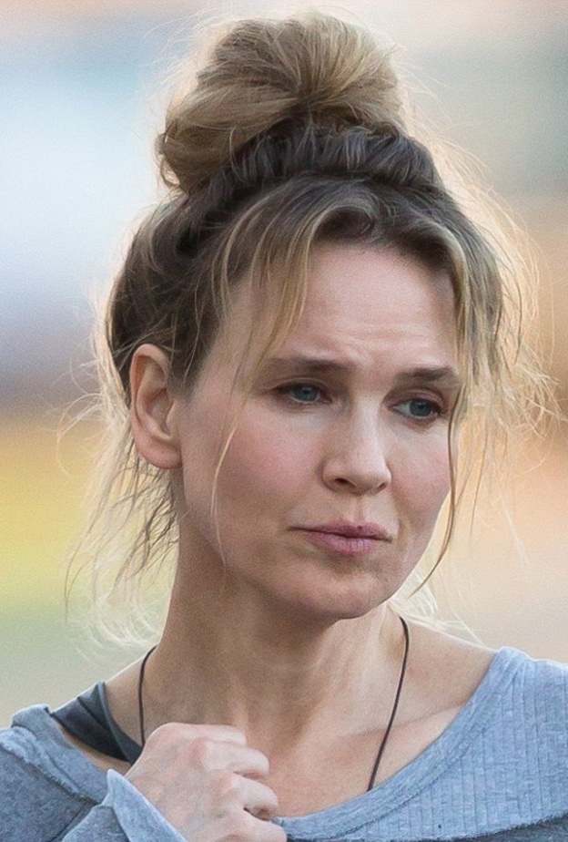 رينيه زلواغير بوجهها الجديد محبطة ومتعبة خلال ممارستها الرياضة