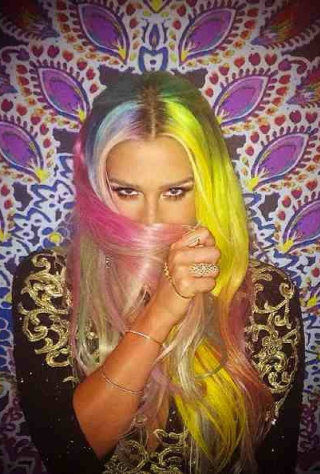 كيشا تقتبس جمال الطاووس