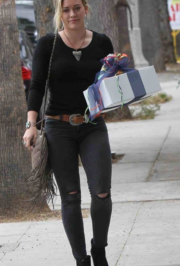 لمن ستمنح النجمة هيلارى داف هديتها