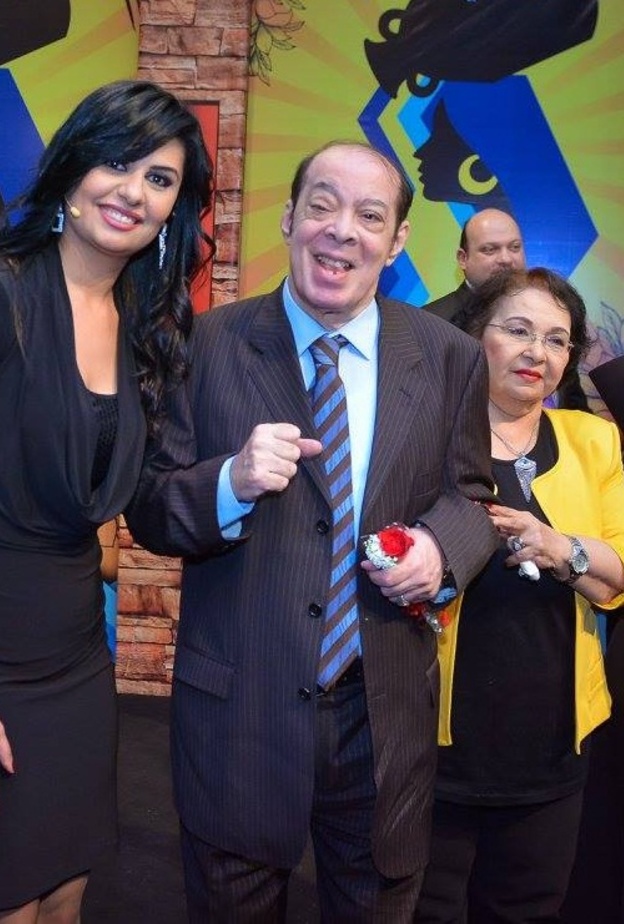 شارك زوجته فرحة تكريمها في يوم العطاء