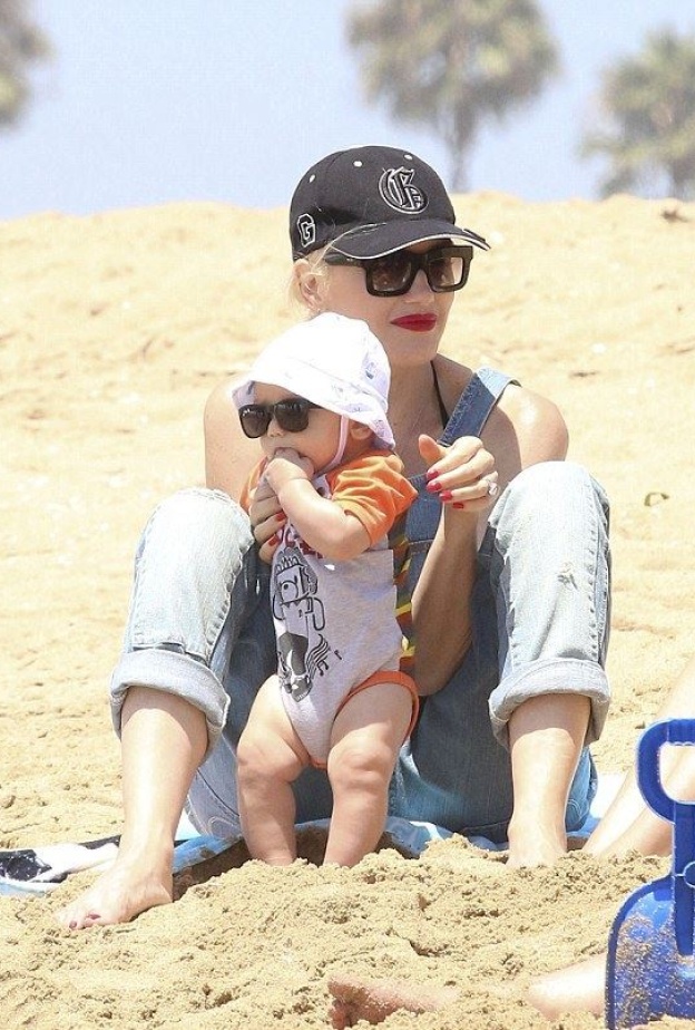 Gwen Stefani تمرح مع طفلها على الشاطئ في إطلالتين متشابهتين