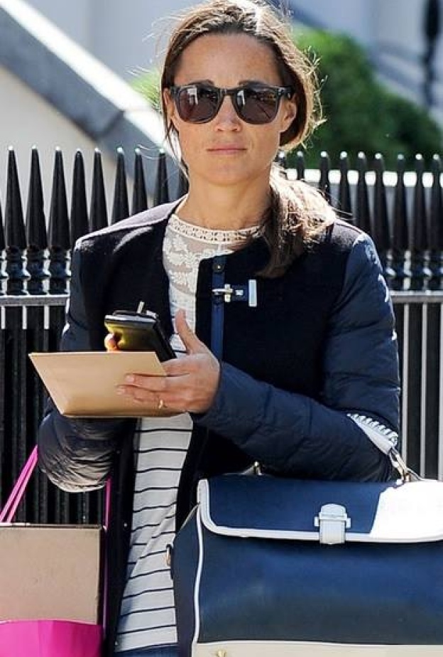 بيبا ميدلتون تبدو مشغولة و محملة بالأغراض في لندن!