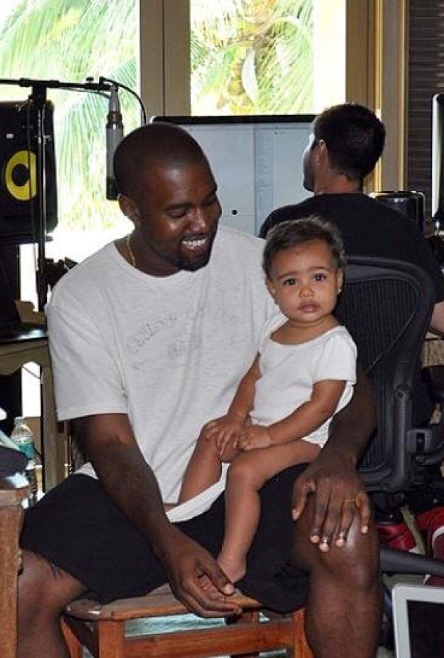 نورث ويست ترافق والدها إلى العمل .. فهل يكون ابن البط عوام؟