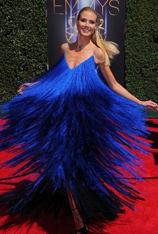 هايدي كلوم سعيده بفستانها الأزرق في حفل جوائز Creative Arts Emmy Awards