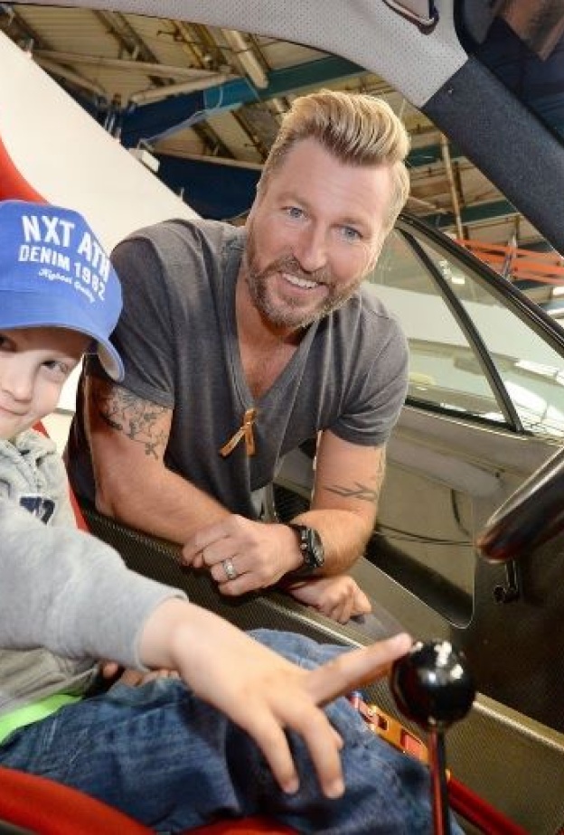 لاعب كرة القدم السابق Robbie Savage يحقق حلم طفل مريض بالسرطان بجولة في سيارة فيراري السريعة