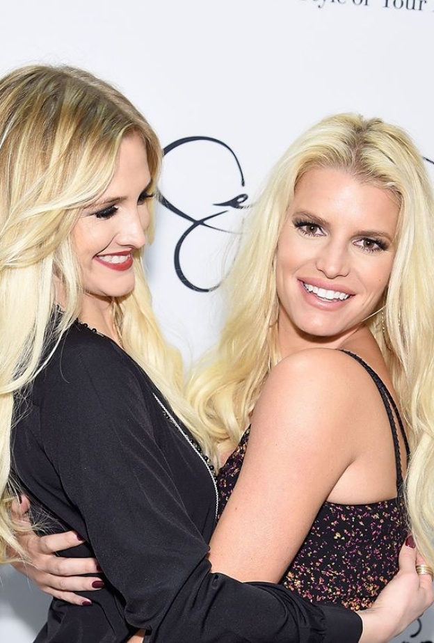 جيسيكا سيمبسون تحتضن شقيقتها أشلي خلال إطلاقها لمجموعة أزياء خاصة بها