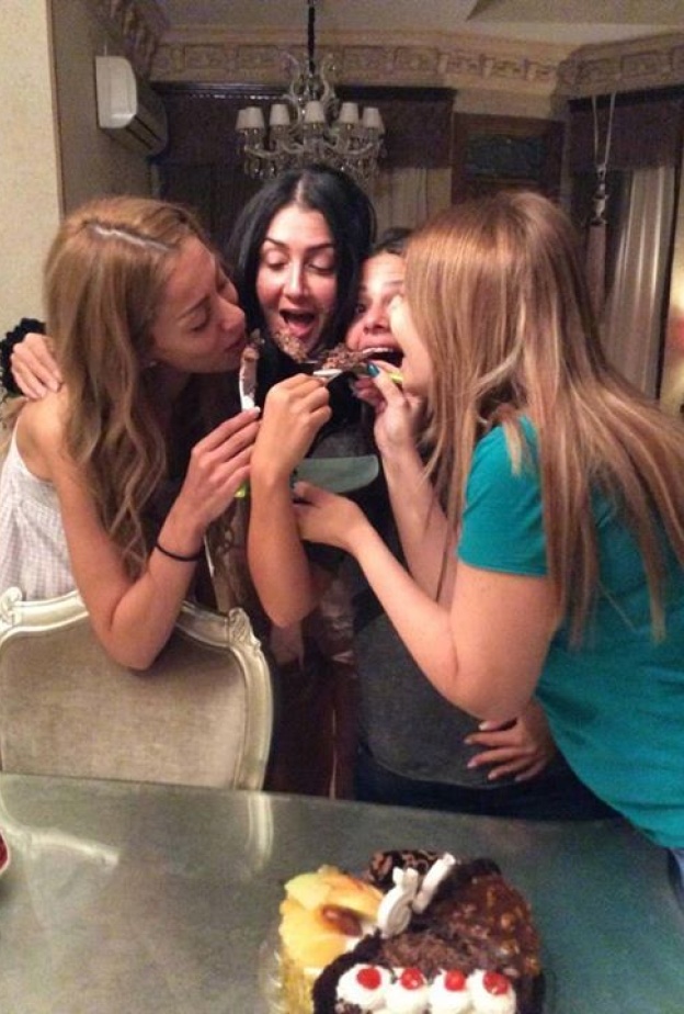 غادة عبد الرازق تهم بالتهام كعكة ميلاد ابنتها روتانا