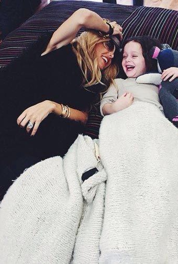 راشيل زووي في لحظة دفء وحب مع طفلها