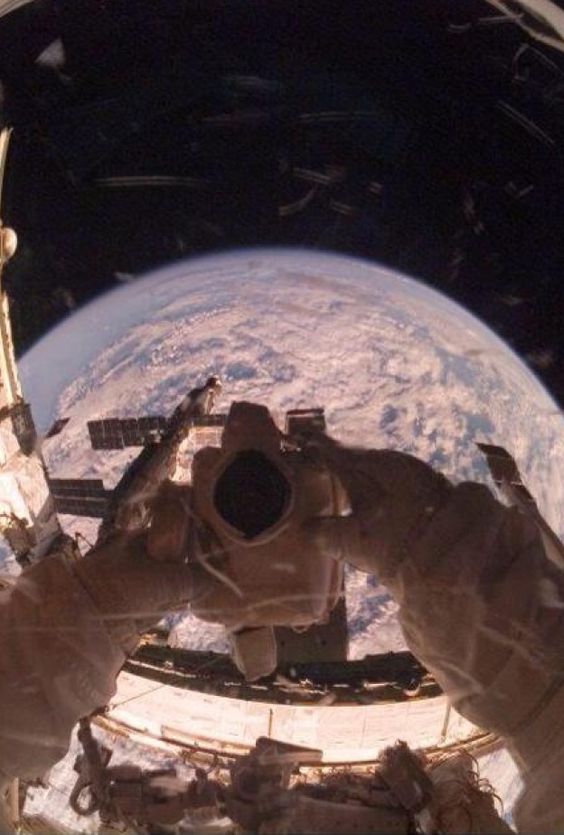 صورة إلتقطها رائد الفضاء كلتون وصنفت كأجمل صورة سيلفي