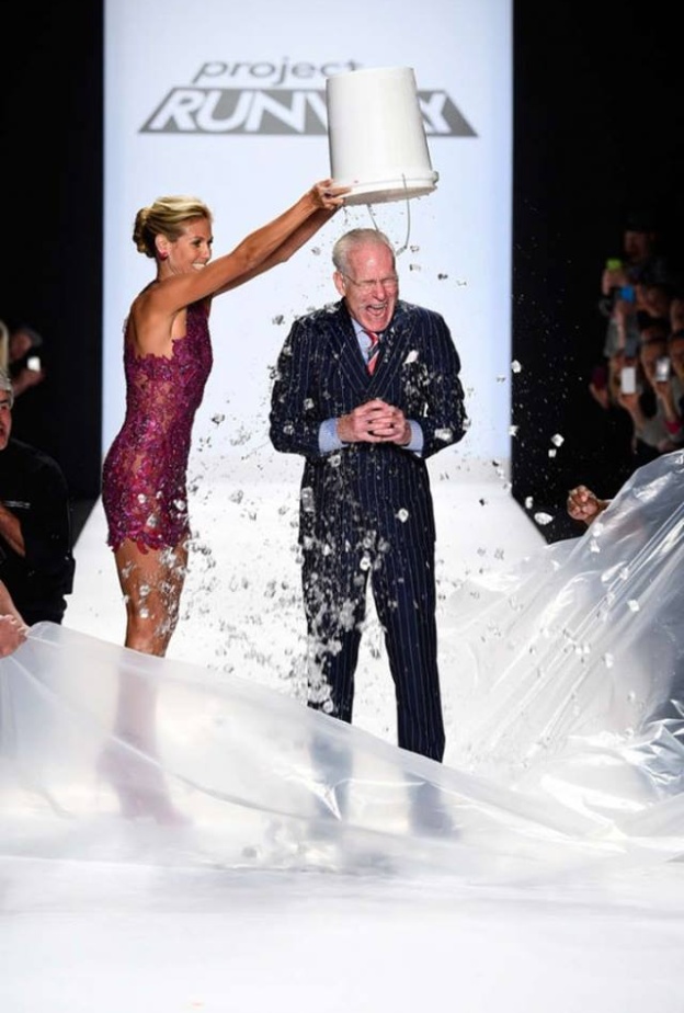 هيدي كلوم تجري بنفسها تحدي الثلج على الإعلامي تيم غونت خلال عرض project runaway في نيويورك