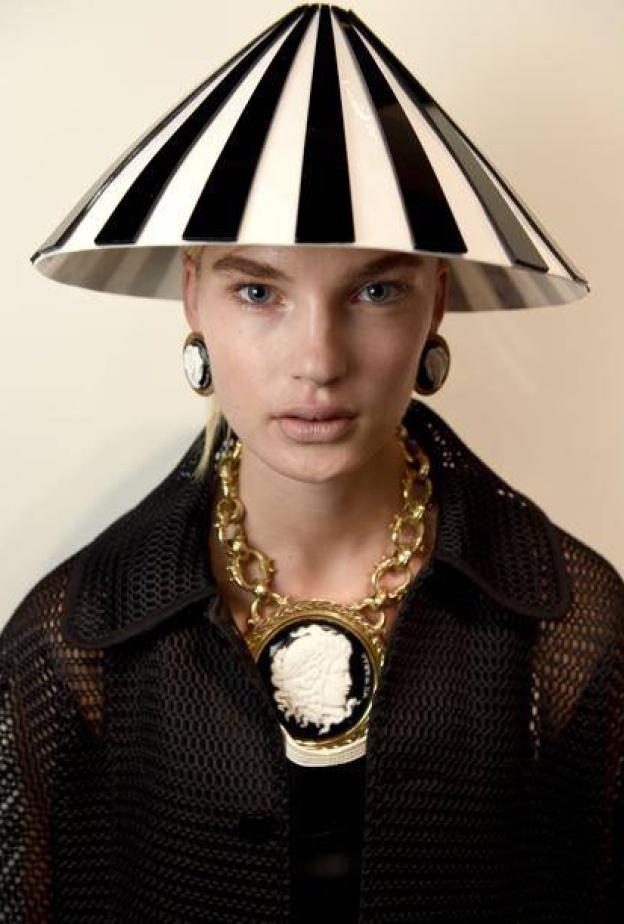 قبعة بتصميم غريب ضمن عروض أزياء أسبوع الموضة في لندن