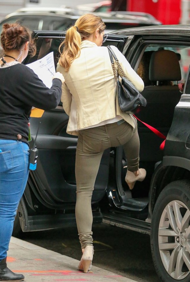 يبدو أن النجمة آشلي غرين تحاول القفز للسيارة بدلا من محاولة الصعود لها !