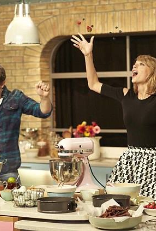 يبدو أن تايلور سويفت متحمسة جدا لمشاركة الطاهي جيمي أوليفير الطبخ .. والتعرف على وصفاته اللذيذة