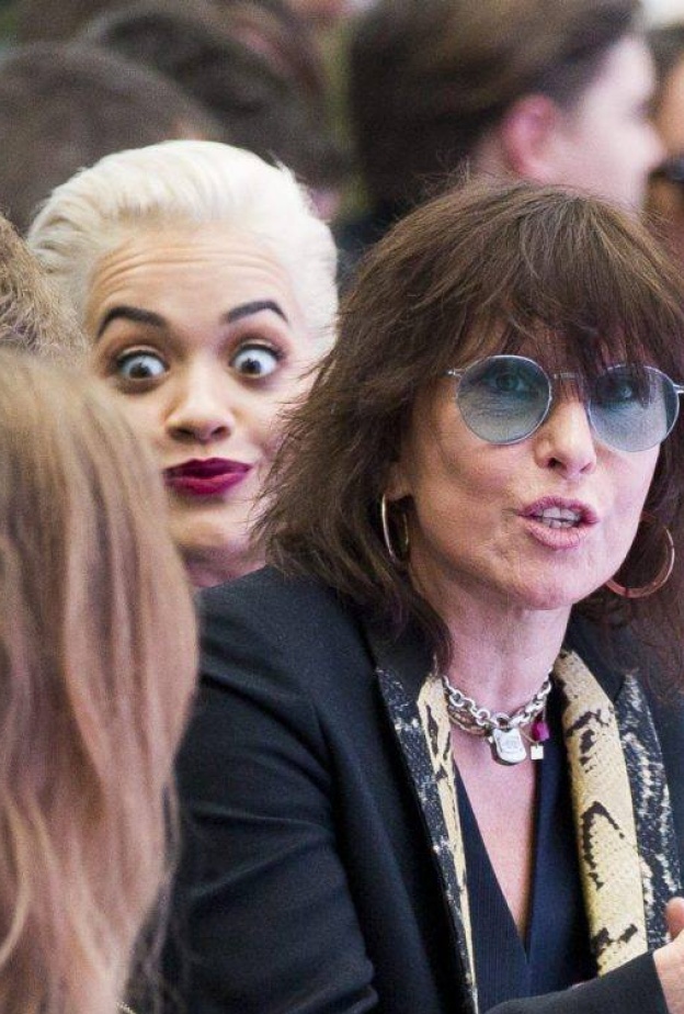 ما بال ريتا أورا مصدومة لهذا الحد خلال عروض أزياء أسبوع الموضة في لندن؟