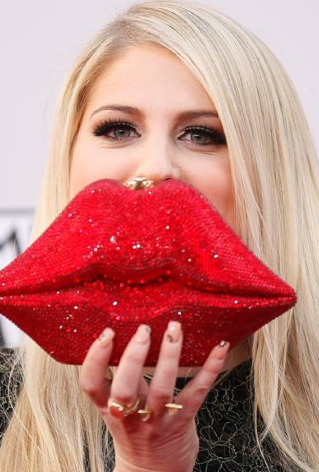 ميغان تراينور تستعرض حقيبتها خلال حفل جوائز American music Awards