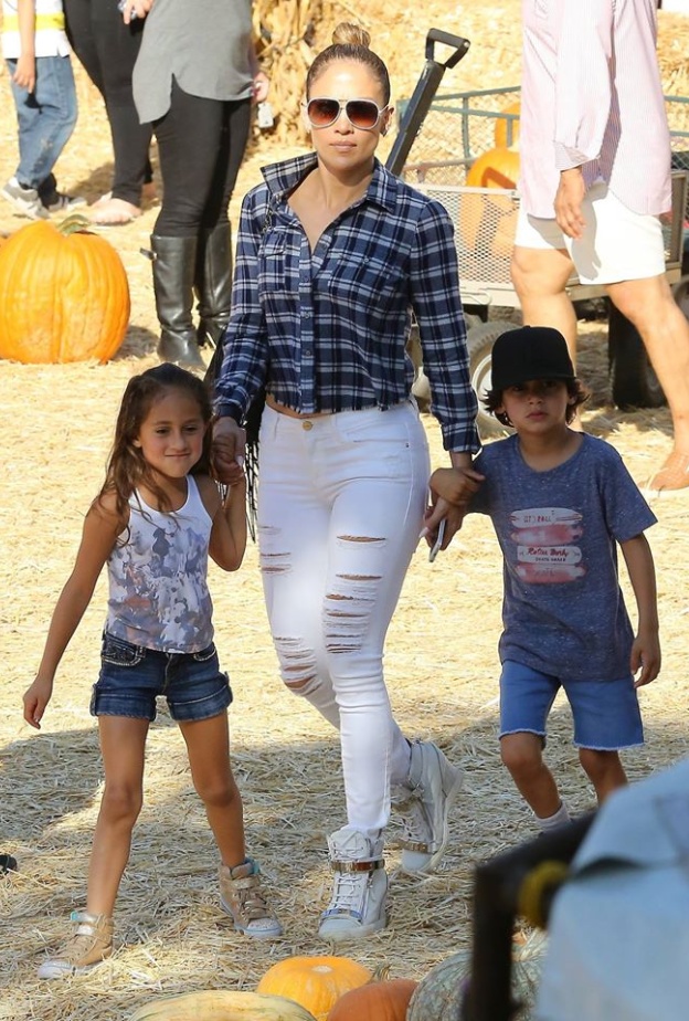 جنيفير لوبيز تصطحب أطفالها لشراء اليقطين تحضيرا للاحتفال بالهالوين