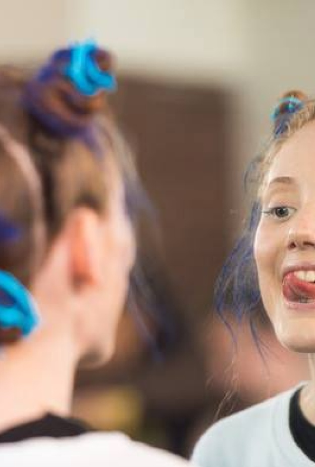 ما بالها عارضة Ground ZERO تتأمل جنون شعرها أمام المرآة؟